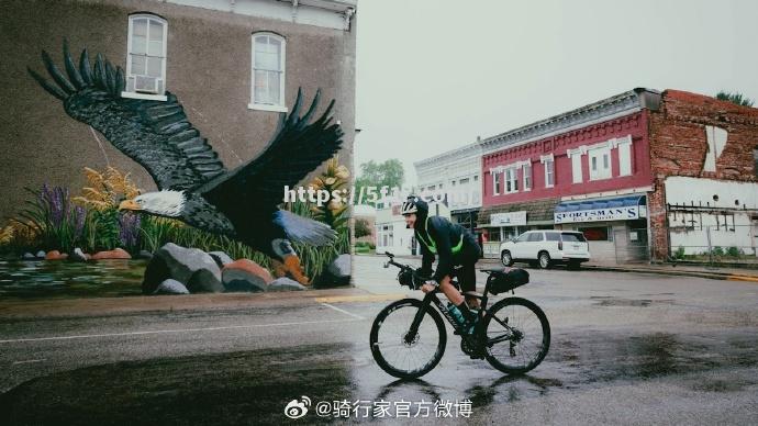 自行车选手骑行征服泥泞赛道震撼全场